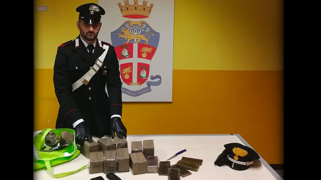 Dieci chili di hashish nel bagagliaio, arrestato 28enne di Rozzano
