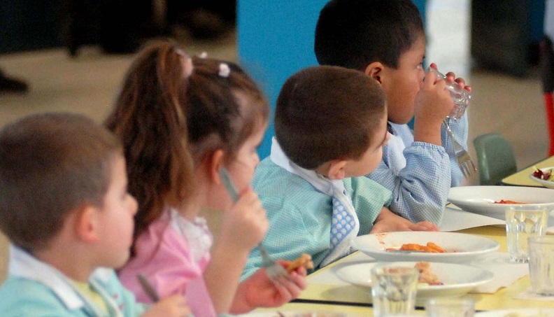 Mense scolastiche, proteste per il rinnovo dell’appalto alla società Elior