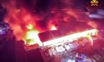 FLASH Odore di bruciato a Buccinasco e Corsico: "Arriva dai capannoni incendiati" FOTO