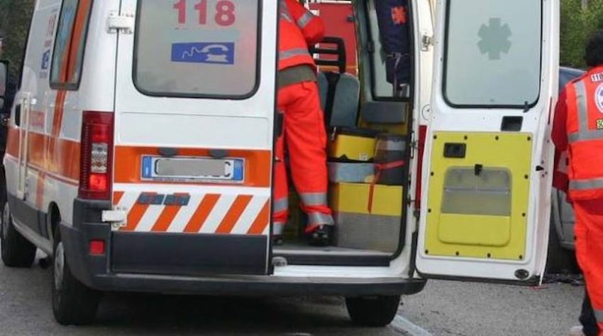 Finisce fuori strada con l’auto: ferita donna di 32 anni