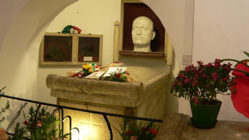 Viaggio a Predappio in onore del duce, la gita parte da Corsico