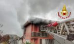 Incendio a Civesio, le fiamme avvolgono una palazzina FOTO