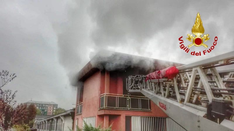Incendio a Civesio, le fiamme avvolgono una palazzina FOTO
