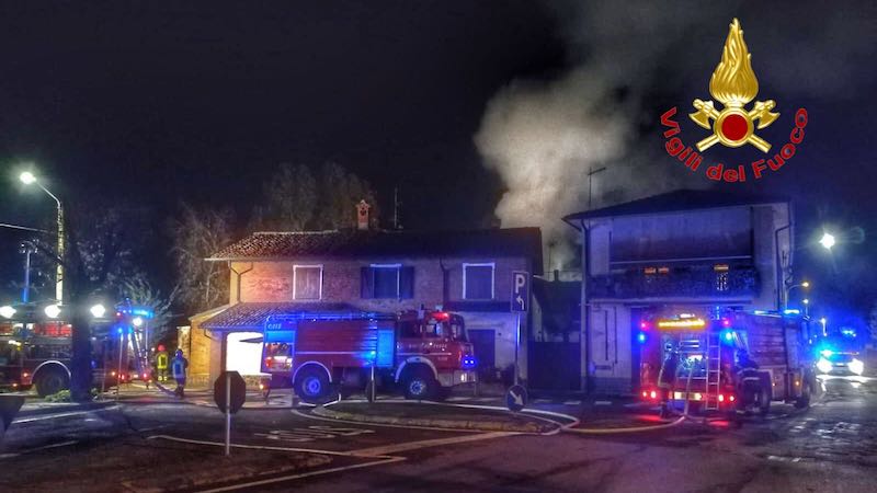 Incendio a Vigano, divorato dalle fiamme un fienile FOTO