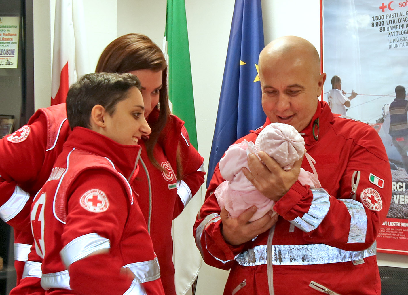 Opera, neonata in arresto cardiaco salvata da un equipaggio della Croce Rossa
