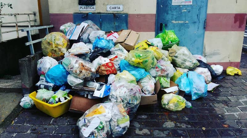 Rifiuti accumulati alle casette del Quartiere Tessera, l’azienda non li ritira