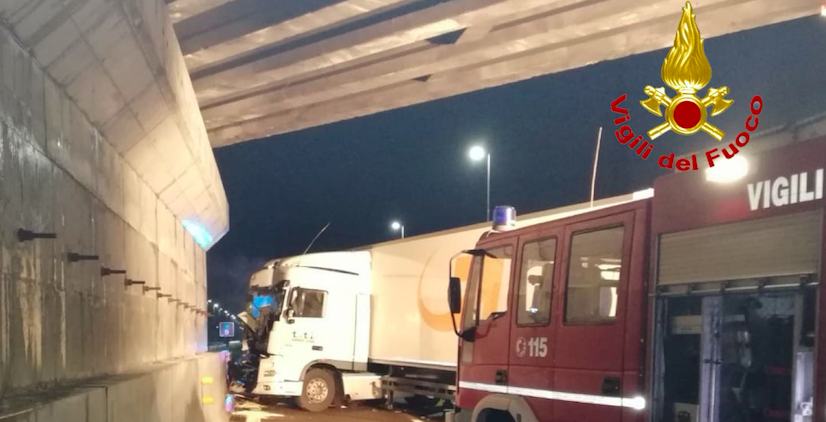 Incidente sulla A1, un tir finisce fuori strada: due feriti