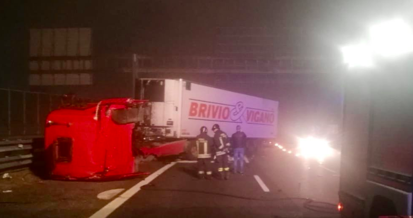 Tir si schianta contro il guardrail: un ferito – FOTO