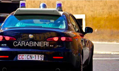 Evade dai domiciliari e scappa in macchina: i carabinieri lo fermano dopo un inseguimento