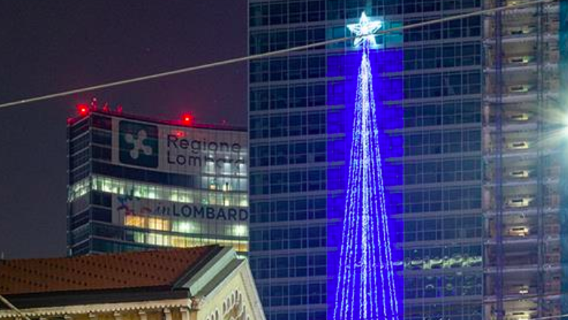 Poco fa si è acceso l’albero di Natale più alto di Milano – VIDEO