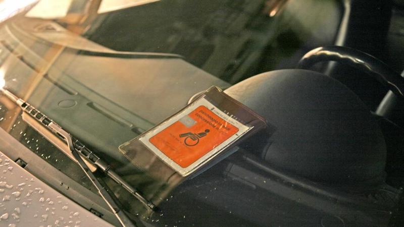 Spacciava con pass disabili: arrestato dipendente Agenzia delle Dogane