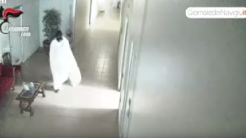 Travestito da fantasma ruba dipinti su commissione, denunciato VIDEO