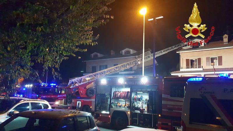 Incendio in mansarda, quattro mezzi dei vigili del fuoco in azione