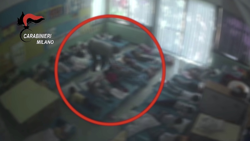 Arrestato maestro violento, calci e schiaffi ai bambini dell’asilo VIDEO