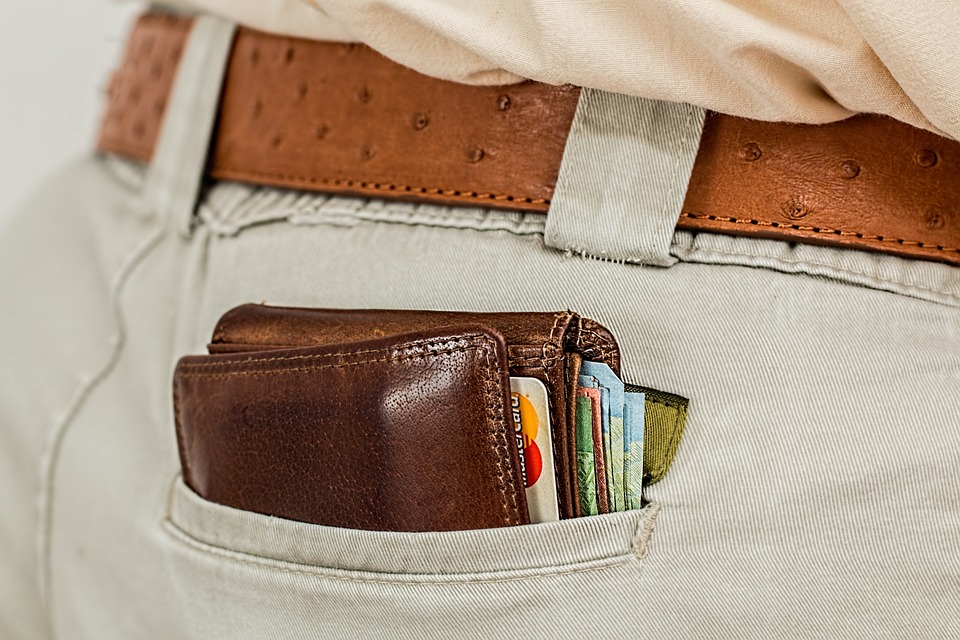 Come tagliare la bolletta? Consigli utili per risparmiare