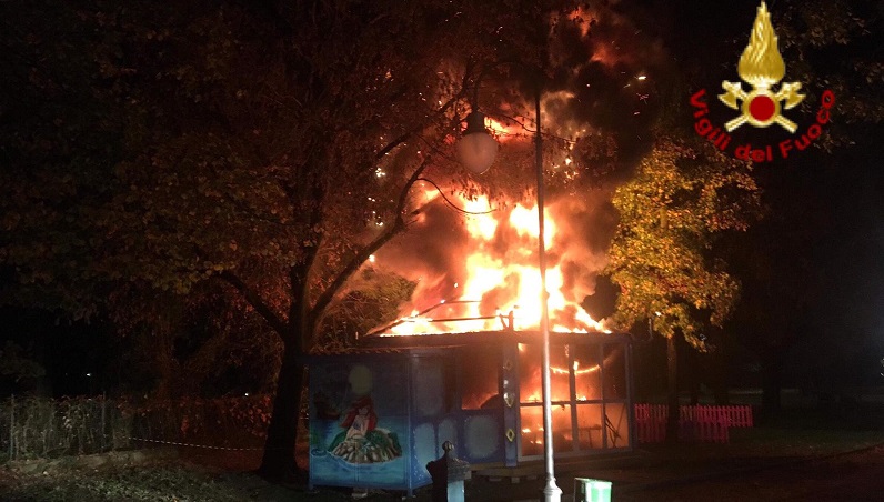 Giostra in fiamme nel parco del Castello Mediceo di Melegnano