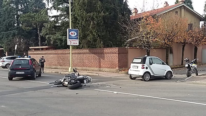 Incidente auto moto, ferito nell’impatto il centauro FOTO