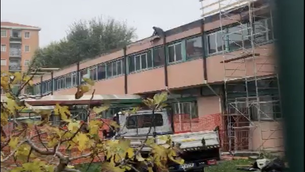 Lavori tetto scuola Salma, operai senza protezioni