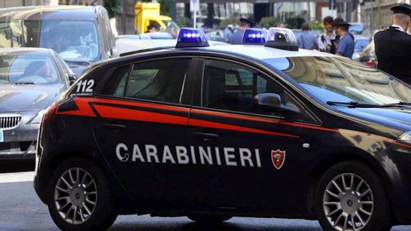 Minaccia vicini di casa con un coltello: arrestato 32enne