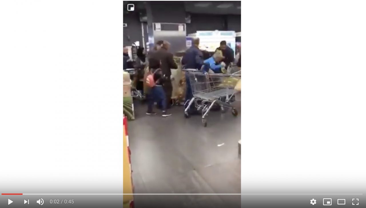 Olio in offerta, scatta la rissa tra insulti e spintoni VIDEO