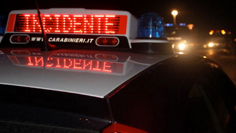 Pirata della strada provoca incidente, fugge e finisce accoltellato