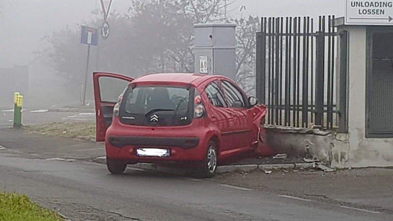 Auto contro cabina del gas, senso unico alternato in via De Nicola FOTO