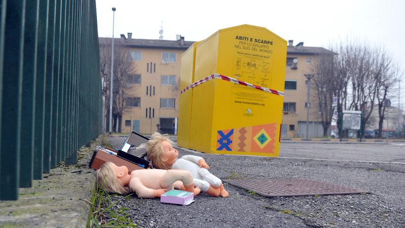 Pianto di neonato nel cassonetto, mobilitazione immediata ma è un bambolotto