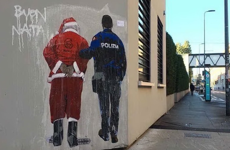 Babbo Natale turco espulso, il nuovo graffito provocatorio di TvBoy