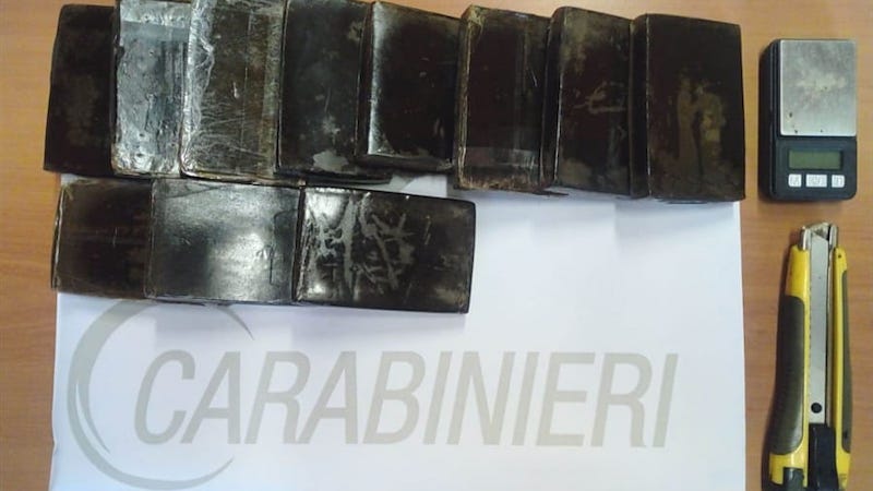 Blitz antidroga, i carabinieri arrestano pusher con oltre un chilo di hashish