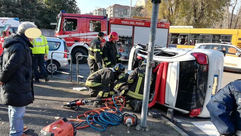 Incidente frontale in viale della Resistenza: auto ribaltata e tre feriti FOTO