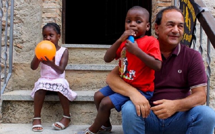 A Milano cittadinanza onoraria al sindaco di Riace Mimmo Lucano
