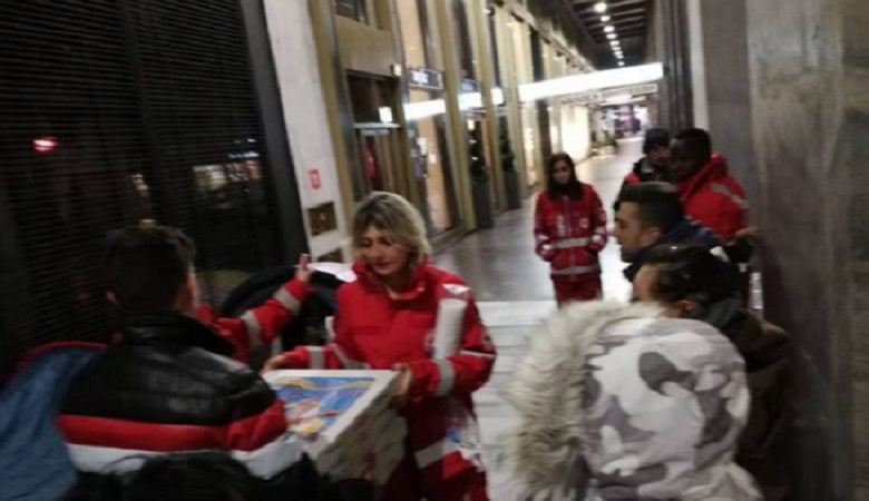 Ordinano 60 pizze ma non si presentano, il ristoratore dona tutto ai senzatetto