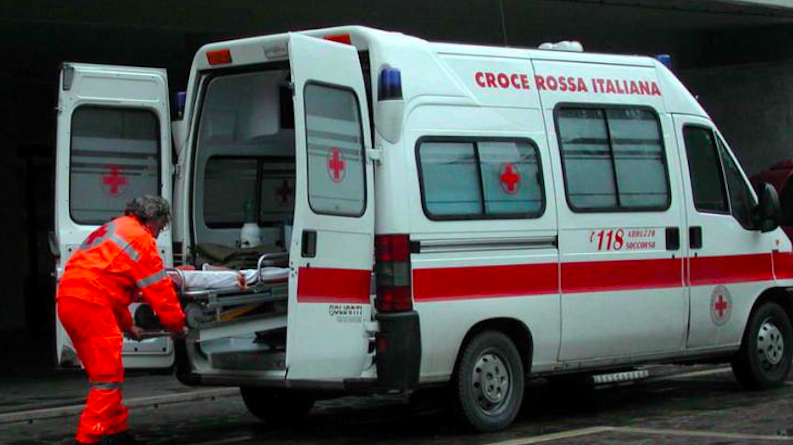 Morto ciclista travolto da un camion: l’autista non lo aveva visto dallo specchietto