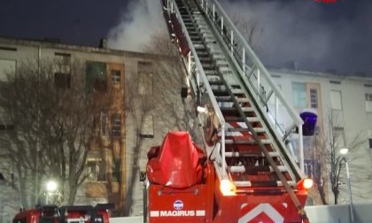 Incendio in appartamento, 15 persone evacuate FOTO
