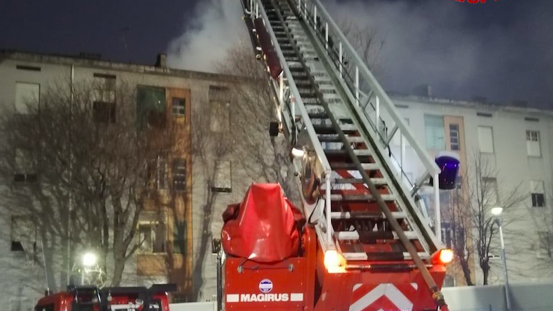 Incendio in appartamento, 15 persone evacuate FOTO