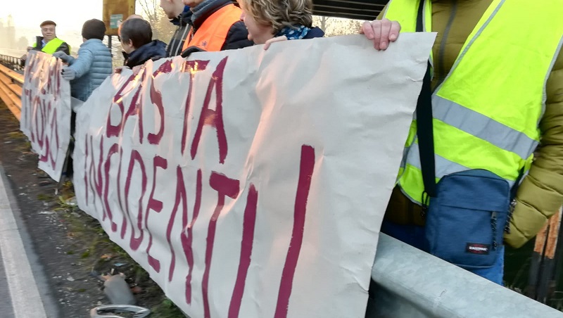 Svincolo killer, la protesta per dire “basta agli incidenti” FOTO