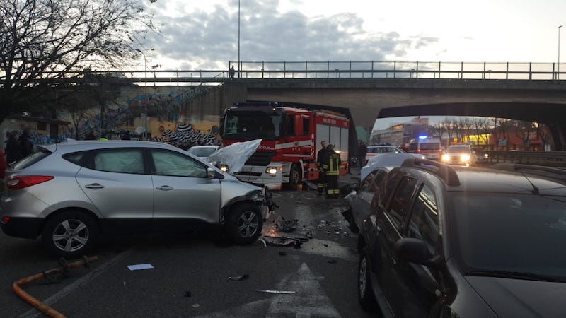 Auto investe tre persone alla fermata dell’autobus FOTO e VIDEO
