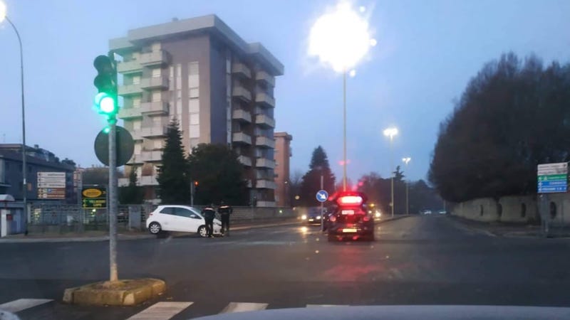 Scontro all’incrocio per mancata precedenza: una 25enne ferita