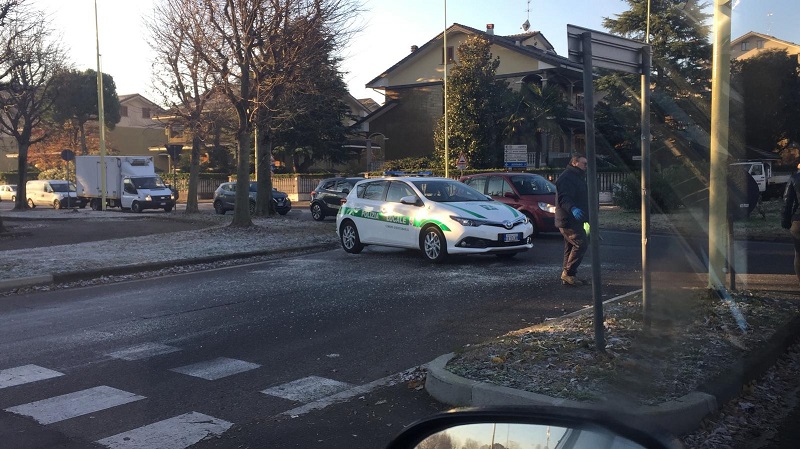 Tubo dell’acqua rotto alla rotonda, asfalto ghiacciato: polizia locale sul posto
