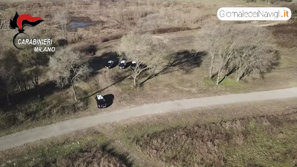 Blitz dei carabinieri al boschetto di Rogoredo, le immagini riprese dal drone VIDEO
