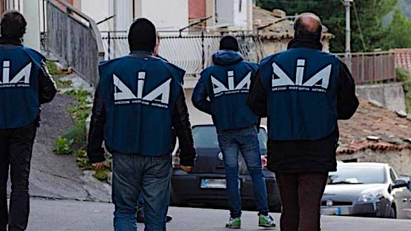 Minacce mafiose a imprenditori per favorire il clan dei Casalesi