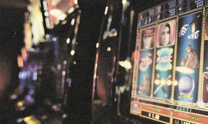 Gioco d'azzardo, multati due locali che avevano le slot machine accese