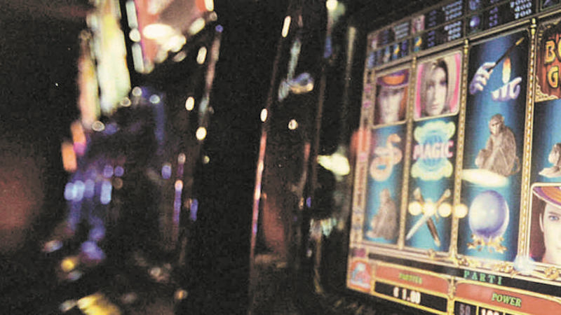 Gioco d’azzardo, multati due locali che avevano le slot machine accese