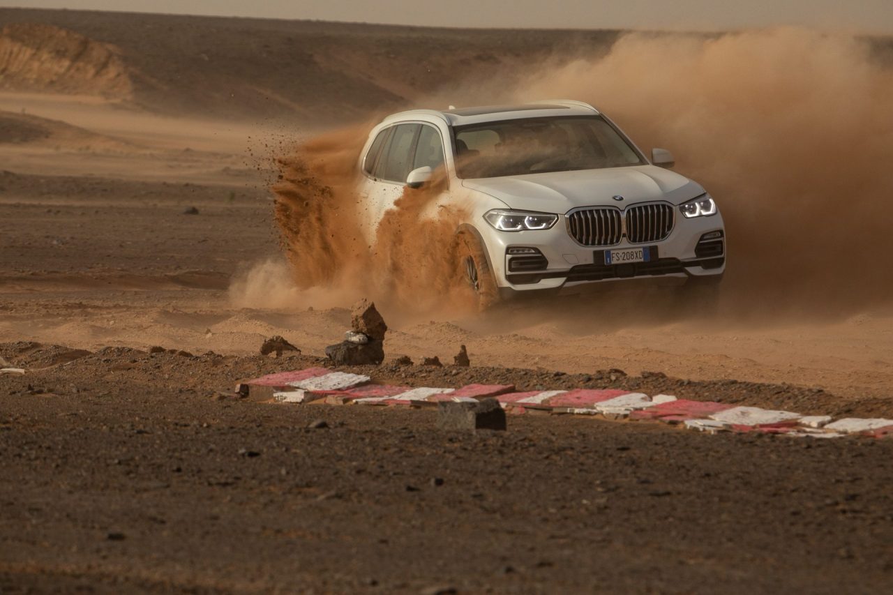 La nuova BMW X5 porta le curve di Monza nel Sahara