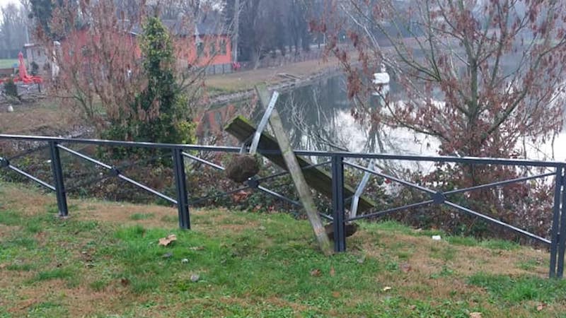 Vandali sradicano panchina e la gettano nel laghetto