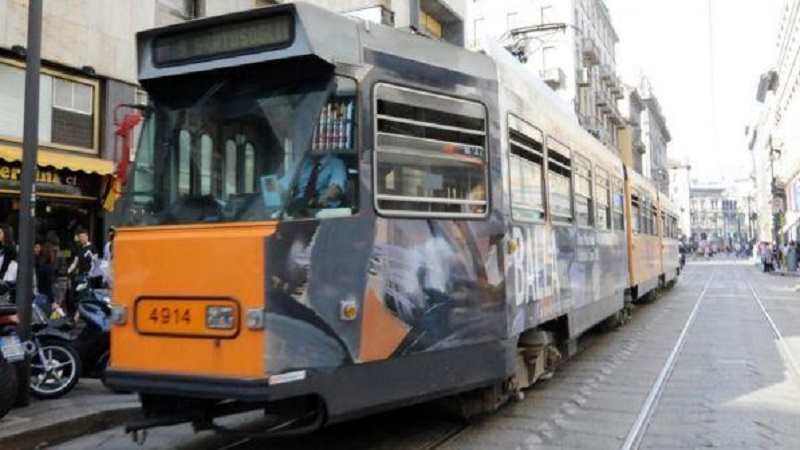 Malore alla guida del tram, il guidatore tampona due auto