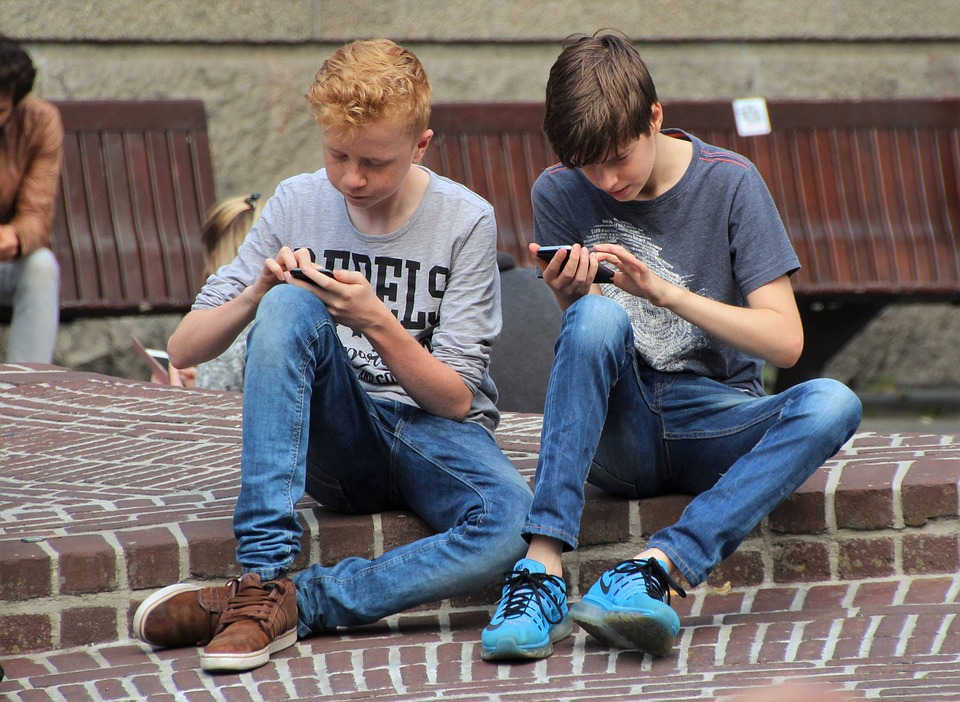 Abuso della tecnologia, attenzione a smartphone e videogiochi