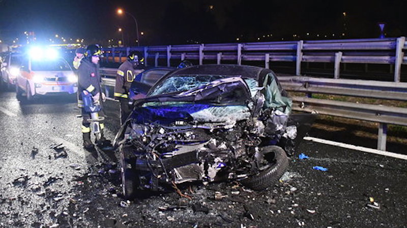 Tragico contromano in tangenziale est, un morto e quattro feriti FOTO