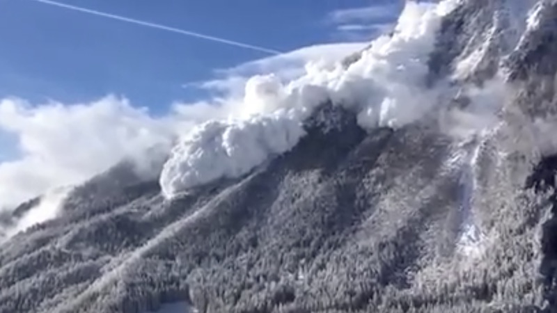 Gigantesca valanga in Svizzera, il video diventa virale