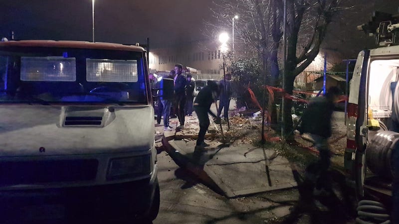Incidente rotonda di via dei Lavoratori, abbattuta centralina elettrica del campo sinti FOTO